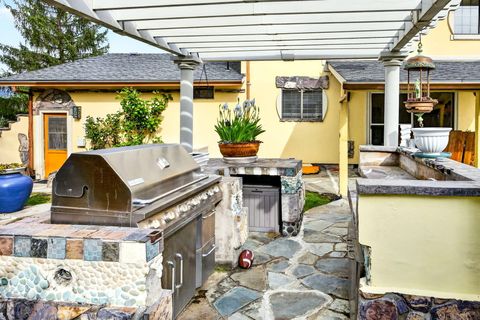 Tiny photo for 1082 La Loma Drive, Medford, OR 97504 (MLS # 220219831)