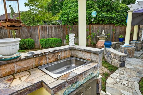 Tiny photo for 1082 La Loma Drive, Medford, OR 97504 (MLS # 220219831)