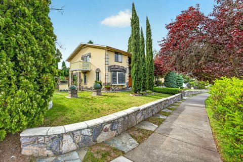 Tiny photo for 1082 La Loma Drive, Medford, OR 97504 (MLS # 220219831)