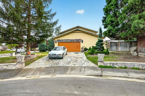 Tiny photo for 1082 La Loma Drive, Medford, OR 97504 (MLS # 220219831)