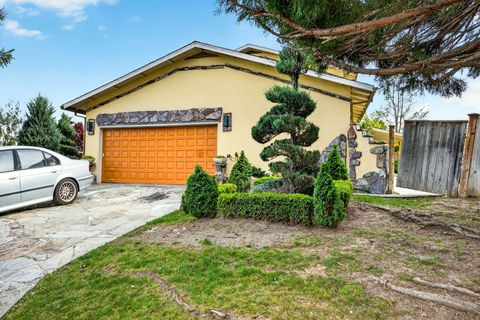 Tiny photo for 1082 La Loma Drive, Medford, OR 97504 (MLS # 220219831)