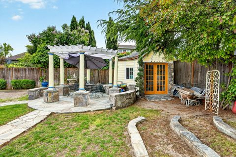 Tiny photo for 1082 La Loma Drive, Medford, OR 97504 (MLS # 220219831)