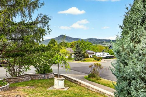 Tiny photo for 1082 La Loma Drive, Medford, OR 97504 (MLS # 220219831)