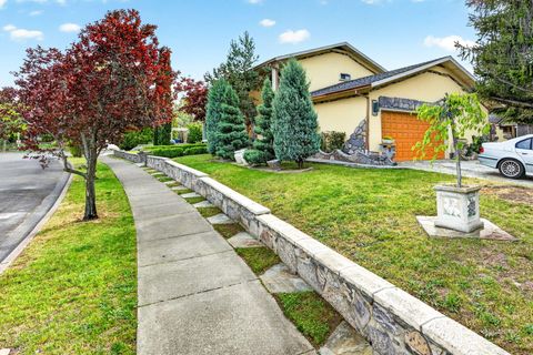 Tiny photo for 1082 La Loma Drive, Medford, OR 97504 (MLS # 220219831)