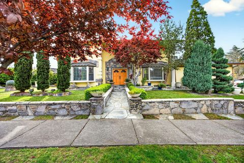 Photo of 1082 La Loma Drive, Medford, OR 97504 (MLS # 220219831)