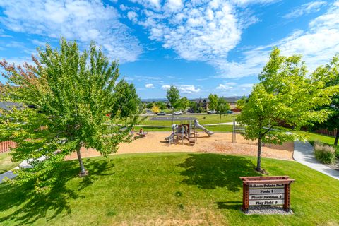 Tiny photo for 1309 NE Barney Street, Prineville, OR 97754 (MLS # 220217138)