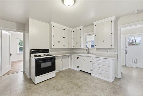 Tiny photo for 420 SW Burgess Street, Grants Pass, OR 97526 (MLS # 220213141)