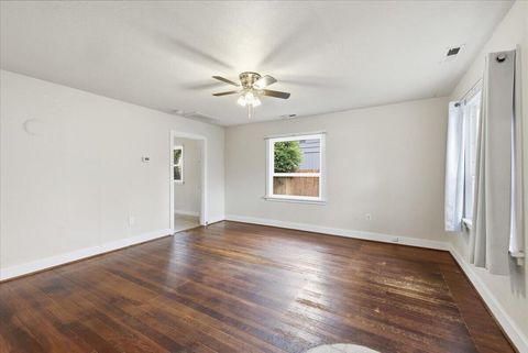 Tiny photo for 420 SW Burgess Street, Grants Pass, OR 97526 (MLS # 220213141)