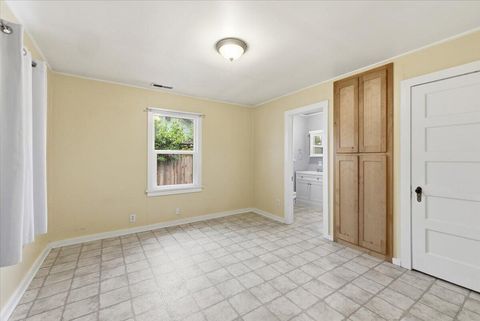 Tiny photo for 420 SW Burgess Street, Grants Pass, OR 97526 (MLS # 220213141)