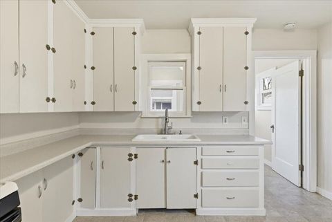 Tiny photo for 420 SW Burgess Street, Grants Pass, OR 97526 (MLS # 220213141)