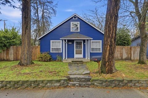 Photo of 420 SW Burgess Street, Grants Pass, OR 97526 (MLS # 220213141)