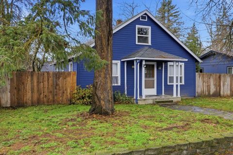 Tiny photo for 420 SW Burgess Street, Grants Pass, OR 97526 (MLS # 220213141)