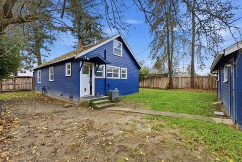 Tiny photo for 420 SW Burgess Street, Grants Pass, OR 97526 (MLS # 220213141)