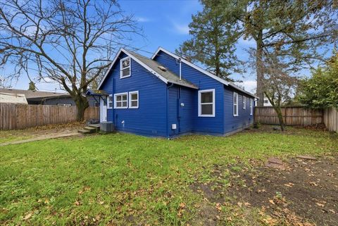 Tiny photo for 420 SW Burgess Street, Grants Pass, OR 97526 (MLS # 220213141)