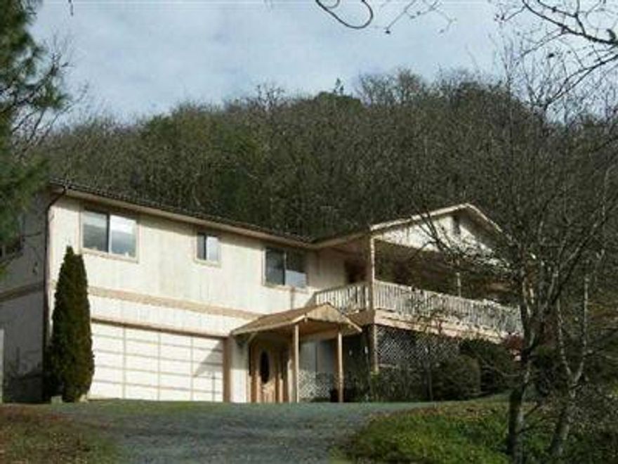 Lovely, Well Blt Cust Hm W/Views That Are Outstanding. Mstr Suite Has Lg Addtl Rm That Can Be Used For Mstr Or Split Into Addtl Rms. Very Opn & Brite, Like New. Your Clients Will Love It!