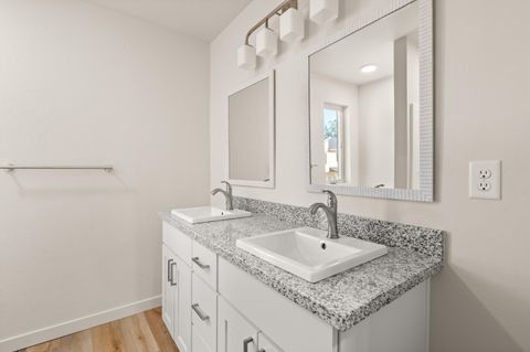 Tiny photo for 2028 Sunset Drive #6, Medford, OR 97501 (MLS # 220219390)