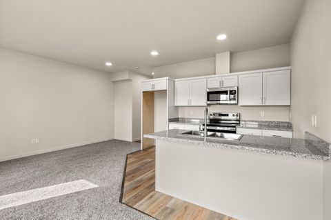 Tiny photo for 2028 Sunset Drive #6, Medford, OR 97501 (MLS # 220219390)