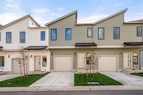Photo of 2028 Sunset Drive #6, Medford, OR 97501 (MLS # 220219390)