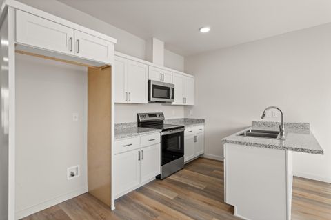 Tiny photo for 2028 Sunset Drive #6, Medford, OR 97501 (MLS # 220219390)