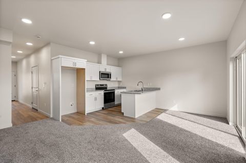 Tiny photo for 2028 Sunset Drive #6, Medford, OR 97501 (MLS # 220219390)