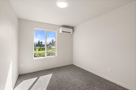 Tiny photo for 2028 Sunset Drive #6, Medford, OR 97501 (MLS # 220219390)
