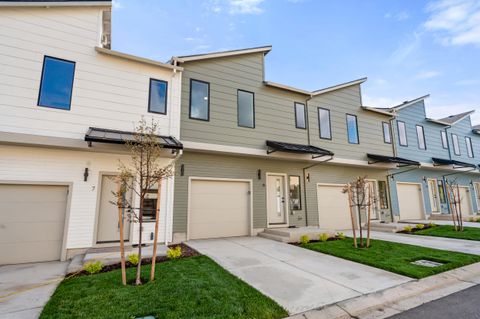 Tiny photo for 2028 Sunset Drive #6, Medford, OR 97501 (MLS # 220219390)