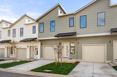 Tiny photo for 2028 Sunset Drive #6, Medford, OR 97501 (MLS # 220219390)