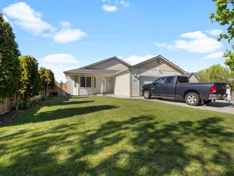 Photo of 5637 Mickshelly Circle, Klamath Falls, OR 97603 (MLS # 220220112)