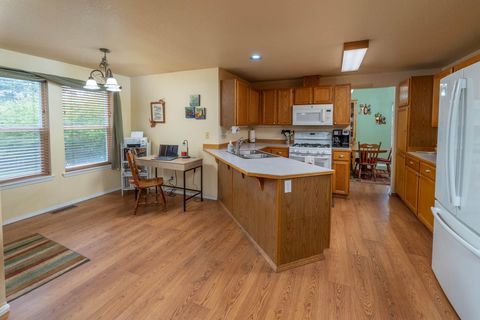 Tiny photo for 3128 NE Cromwell Court, Bend, OR 97701 (MLS # 220219392)