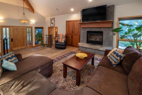 Tiny photo for 3237 NW Kidd Place, Bend, OR 97703 (MLS # 220210788)