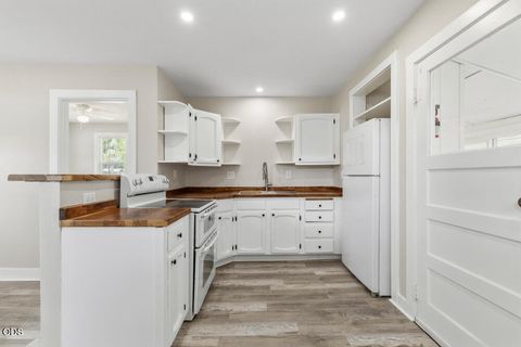 Tiny photo for 427 Martin Street, Klamath Falls, OR 97601 (MLS # 220223125)