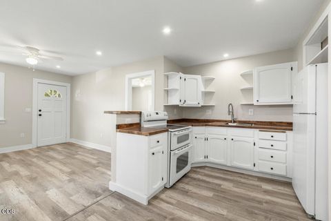 Tiny photo for 427 Martin Street, Klamath Falls, OR 97601 (MLS # 220223125)