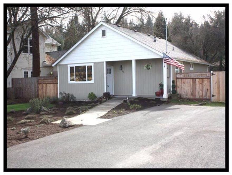 Great location in Jacksonville just down from Downtown area, fine dining and on a quiet private location. All one level large country kitchen with eat in dining. New in 2015 gas forced air and new central A/C, new 2013 stainless steel appliances in kitchen, including refrigerator, gas cook top with range & dishwasher. Gas hot water heater. Nice covered porch in front. Nice updated large bath with walk in shower. Very charming home on a large lot.