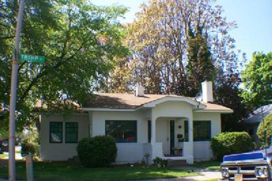 Great investment oppertunity. Gross rents are $700.00 on the front unit. $375 on the rear unit. New exterior paint and gutters. Currently rented with 1 year plus tenants. Call L/O to make appt. to show. Owners are licensed Brokers in Oregon