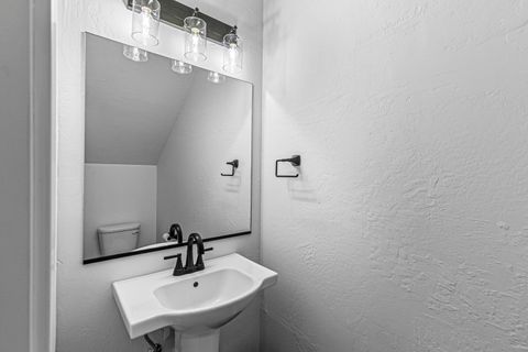 Tiny photo for 303 Everett Way, Talent, OR 97540 (MLS # 220215063)