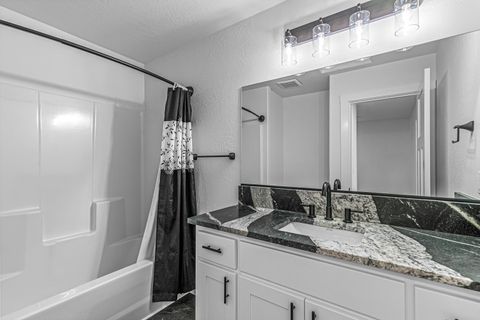 Tiny photo for 303 Everett Way, Talent, OR 97540 (MLS # 220215063)