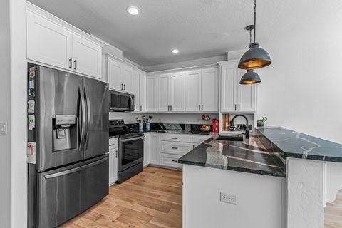 Tiny photo for 303 Everett Way, Talent, OR 97540 (MLS # 220215063)