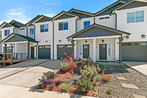 Photo of 303 Everett Way, Talent, OR 97540 (MLS # 220215063)