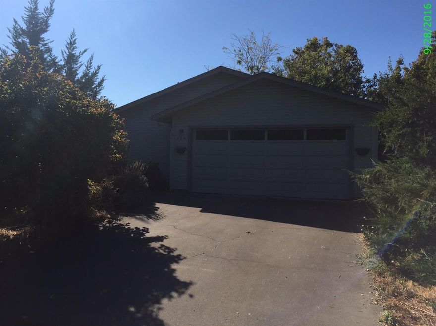 Clean 3 Bedroom 2 Bath home in Talent. Close to schools and the foothills of Talent.