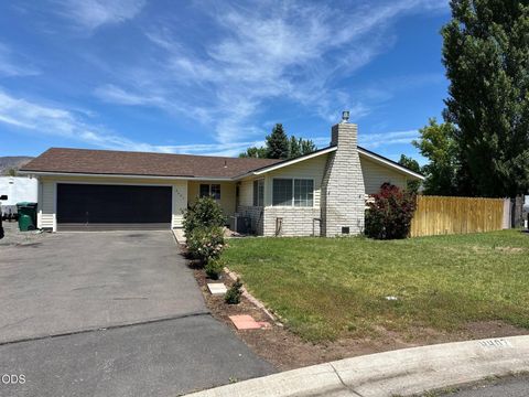 Photo of 4407 N Meadows Court N, Klamath Falls, OR 97603 (MLS # 220223478)
