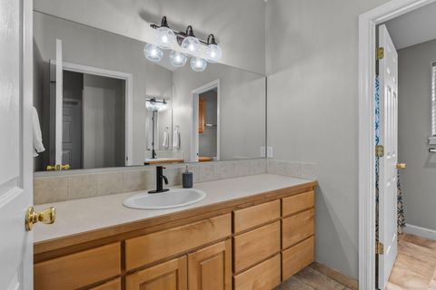 Tiny photo for 1394 NE Ochoco Avenue, Prineville, OR 97754 (MLS # 220215876)