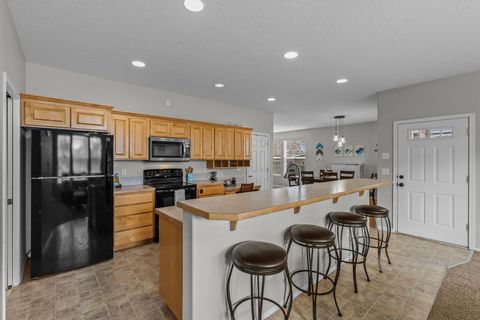 Tiny photo for 1394 NE Ochoco Avenue, Prineville, OR 97754 (MLS # 220215876)