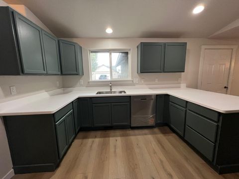 Tiny photo for 537 SE Ponderosa Drive, Madras, OR 97741 (MLS # 220212951)