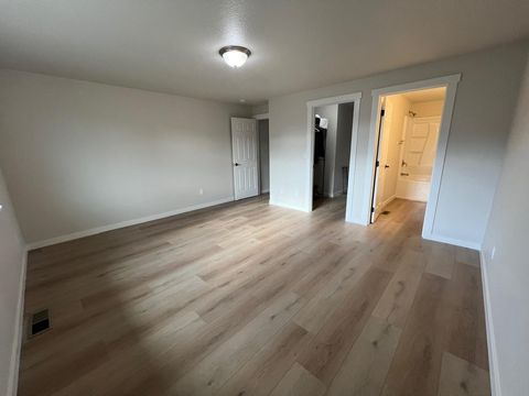 Tiny photo for 537 SE Ponderosa Drive, Madras, OR 97741 (MLS # 220212951)