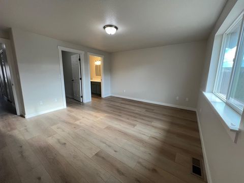 Tiny photo for 537 SE Ponderosa Drive, Madras, OR 97741 (MLS # 220212951)