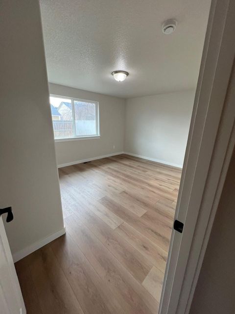 Tiny photo for 537 SE Ponderosa Drive, Madras, OR 97741 (MLS # 220212951)