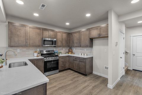 Tiny photo for 3520 NW 7th Street, Redmond, OR 97756 (MLS # 220213601)