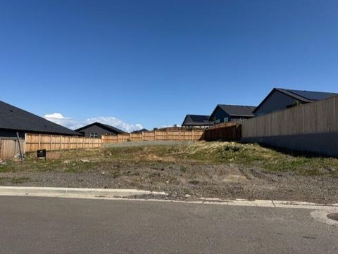 Photo of 3323 Tree Top Drive #151, Medford, OR 97504 (MLS # 220220247)