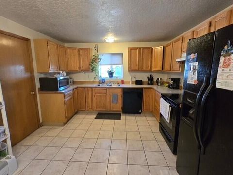 Tiny photo for 2310 W Antler Avenue, Redmond, OR 97756 (MLS # 220212879)