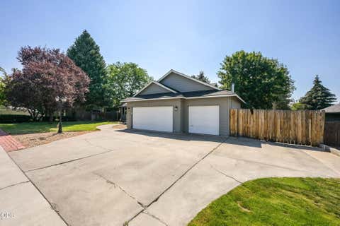 Tiny photo for 1622 NW Spruce Avenue, Redmond, OR 97756 (MLS # 220227359)